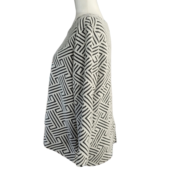 W5 gorgeous geometric stretch trapeze cut top - Picture 3 of 9